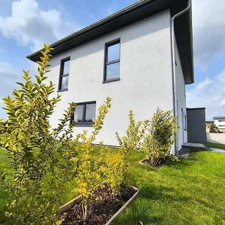 וילה Vulkaneifel -modern -familienfreundlich -terrasse -doppelgarage -ruhiger Lage *