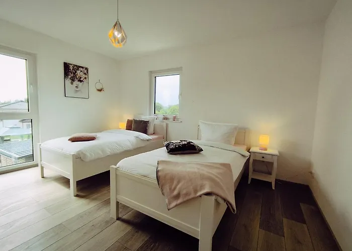 Vulkaneifel -modern -familienfreundlich -terrasse -doppelgarage -ruhiger Lage Villa Darscheid