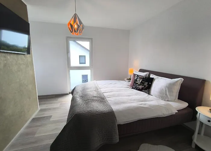 Vulkaneifel -modern -familienfreundlich -terrasse -doppelgarage -ruhiger Lage Villa